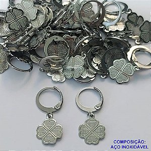 BRINCO EM AÇO INOXIDÁVEL (CX108)- BRINCO ARGOLINHA DE PRESSÃO COM PINGENTE TREVO QUATRO FOLHAS 11MM - COMPOSIÇÃO: AÇO INOXIDÁVEL - AÇO1783