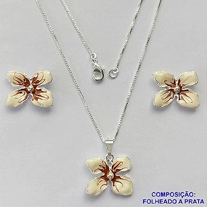 CONJUNTO FOLHEADO A PRATA COM 50 MILÉSIMOS + VERNIZ DIAMOND - CONJUNTO COM CORRENTE VENEZIANA 45CM -BRINCOS DE PINO E PINGENTES EM FLORES ESMALTADAS BRANCA 16X19MM - PRA109