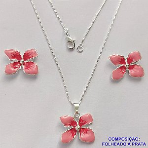 CONJUNTO FOLHEADO A PRATA COM 50 MILÉSIMOS + VERNIZ DIAMOND - CONJUNTO COM CORRENTE VENEZIANA 45CM - BRINCOS DE PINO E PINGENTES EM FLORES ESMALTADAS ROSA 16X19MM - PRA112