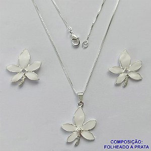 CONJUNTO FOLHEADO A PRATA COM 50 MILÉSIMOS + VERNIZ DIAMOND - CONJUNTO COM CORRENTE VENEZIANA 45CM - BRINCOS DE PINO E PINGENTES EM FLORES ESMALTADAS BRANCA 21X23MM - PRA113