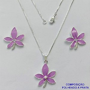 CONJUNTO FOLHEADO A PRATA COM 50 MILÉSIMOS + VERNIZ DIAMOND - CONJUNTO COM CORRENTE VENEZIANA 45CM - BRINCOS DE PINO E PINGENTES EM FLORES ESMALTADAS LILÁS 21X23MM - PRA114