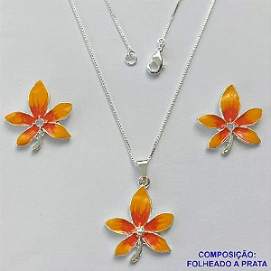CONJUNTO FOLHEADO A PRATA COM 50 MILÉSIMOS + VERNIZ DIAMOND - CONJUNTO COM CORRENTE VENEZIANA 45CM - BRINCOS DE PINO E PINGENTES EM FLORES ESMALTADAS LARANJA 21X23MM - PRA115