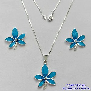 CONJUNTO FOLHEADO A PRATA COM 50 MILÉSIMOS + VERNIZ DIAMOND - CONJUNTO COM CORRENTE VENEZIANA 45CM - BRINCOS DE PINO E PINGENTES EM FLORES ESMALTADAS AZUL 21X23MM - PRA116