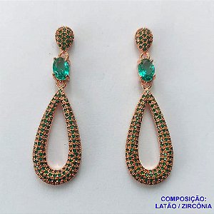 BRINCO NO BRUTO PRONTO PARA O BANHO -  (CX.49) BRINCO DE PINO TIPO GOTA VAZADA CRAVEJADO EM ZIRCÔNIAS VERDES 14X40MM - PESO TOTAL 7,8GR - COMPOSIÇÃO: LATÃO / ZIRCÔNIA - BRU14048