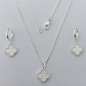 CONJUNTO FOLHEADO A PRATA COM 50 MILÉSIMOS  + VERNIZ DIAMOND CORRENTE SINGAPURA 45CM PINGENTE TREVO BRANCO 10MM E  BRINCOS COM ARGOLA DE PRESSÃO TREVO BRANCO 10MM PRA121