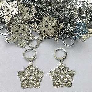 BRINCO EM AÇO INOXIDÁVEL(CX104)- BRINCO ARGOLINHA DE PRESSÃO COM PINGENTE FLOR 20MM - COMPOSIÇÃO: AÇO INOXIDÁVEL - AÇO1785