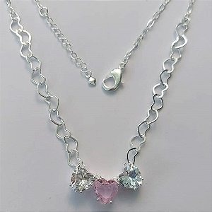 SHOCKER FOLHEADO A PRATA COM 50 MILÉSIMOS + VERNIZ DIAMOND - CORRENTE CORAÇÃO 40CM + EXTENSOR E FECHO LAGOSTA - PINGENTES EM ZIRCÔNIAS FORMATO CORAÇÃO CRISTAL E ROSA 9MM - PRA143