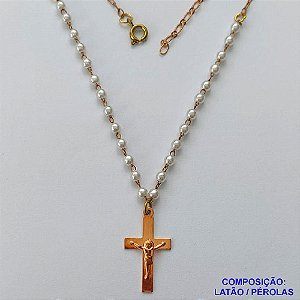 GARGANTILHA NO BRUTO PRONTO PARA O BANHO(CX110) - GARGANTILHA COM CORRENTE EM PÉROLAS 3MM COM PINGENTE CRUCIFIXO - COMPOSIÇÃO: LATÃO / PÉROLAS - PESO TOTAL 2,8GR - BRU14131