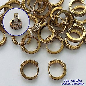 BRINCO NO BRUTO PRONTO PARA O BANHO(CX107) - BRINCO ARGOLINHA DE PRESSÃO (TRANQUETA) COM DUAS FILEIRAS DE MICROS ZIRCÔNIAS 3X13MM - COMPOSIÇÃO: LATÃO / ZIRCÔNIA - PESO: 3GR - BRU14172