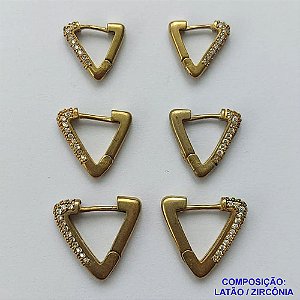 BRINCO NO BRUTO PRONTO PARA O BANHO(CX107) - BRINCO DE PRESSÃO TRIO FORMATO TRIANGULO COM 3 PARES TAMANHOS 12/15/17MM CRAVEJADOS COM 3 FILEIRAS DE MICROS ZIRCÔNIAS - PESO TOTAL 9,5GR - BRU14179