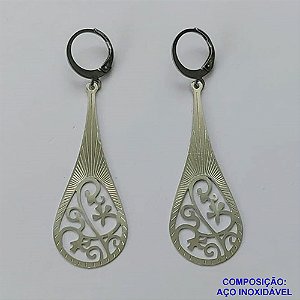 BRINCO EM AÇO INOXIDÁVEL(CX107) - BRINCO ARGOLINHA DE PRESSÃO COM PINGENTE GOTA COM DETALHES VAZADOS 16X44MM - COMPOSIÇÃO: AÇO INOXIDÁVEL - AÇO1792