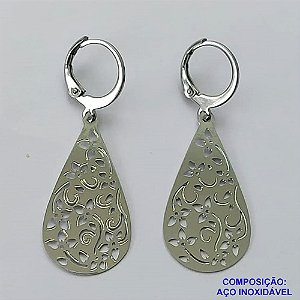 BRINCO EM AÇO INOXIDÁVEL(CX107) - BRINCO ARGOLINHA DE PRESSÃO COM PINGENTE GOTA COM DETALHES VAZADOS 15X28MM - COMPOSIÇÃO: AÇO INOXIDÁVEL - AÇO1794
