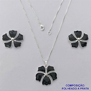 CONJUNTO FOLHEADO A PRATA COM 50 MILÉSIMOS + VERNIZ DIAMOND - CONJUNTO COM CORRENTE VENEZIANA 45CM - BRINCOS DE PINO E PINGENTES EM FLORES ESMALTADAS PRETAS 25X23MM - (PRA156)