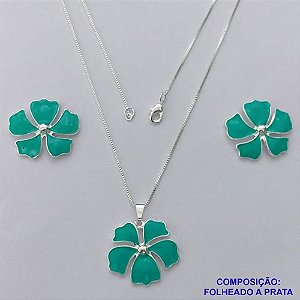 CONJUNTO FOLHEADO A PRATA COM 50 MILÉSIMOS + VERNIZ DIAMOND - CONJUNTO COM CORRENTE VENEZIANA 45CM - BRINCOS DE PINO E PINGENTES EM FLORES ESMALTADAS VERDES 25X23MM - PRA157