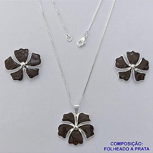 CONJUNTO FOLHEADO A PRATA COM 50 MILÉSIMOS + VERNIZ DIAMOND - CONJUNTO COM CORRENTE VENEZIANA 45CM - BRINCOS DE PINO E PINGENTES EM FLORES ESMALTADAS MARRON  25X23MM - PRA159