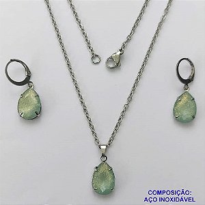 CONJUNTO EM AÇO INOXIDÁVEL - (AÇO03) GARGANTILHA COM CORRENTE 50CM E PINGENTE EM RESINA VERDE COM BRILHOS 3X7 - COMPOSIÇÃO: AÇO INOXIDÁVEL - AÇO1799