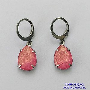 BRINCO EM AÇO INOXIDÁVEL - BRINCO ARGOLINHA DE PRESSÃO COM PINGENTE EM RESINA ROSA COM BRILHOS 3X7MM - COMPOSIÇÃO: AÇO INOXIDÁVEL - AÇO1800