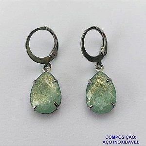 BRINCO EM AÇO INOXIDÁVEL - BRINCO ARGOLINHA DE PRESSÃO COM PINGENTE EM RESINA VERDE COM BRILHOS 3X7MM - COMPOSIÇÃO: AÇO INOXIDÁVEL - AÇO1801