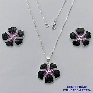 CONJUNTO FOLHEADO A PRATA COM 50 MILÉSIMOS + VERNIZ DIAMOND - CONJUNTO COM CORRENTE VENEZIANA 45CM - BRINCOS DE PINO E PINGENTES EM FLORES ESMALTADAS PRETA COM ROXO  17X20MM - PRA160