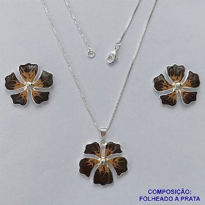 CONJUNTO FOLHEADO A PRATA COM 50 MILÉSIMOS + VERNIZ DIAMOND - CONJUNTO COM CORRENTE VENEZIANA 45CM - BRINCOS DE PINO E PINGENTES EM FLORES ESMALTADAS PRETO COM MARRON 17X20MM - PRA162