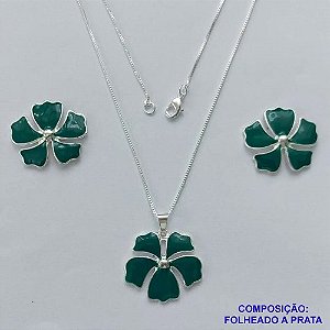 CONJUNTO FOLHEADO A PRATA COM 50 MILÉSIMOS + VERNIZ DIAMOND - CONJUNTO COM CORRENTE VENEZIANA 45CM - BRINCOS DE PINO E PINGENTES EM FLORES ESMALTADAS VERDES 24X22MM - PRA164