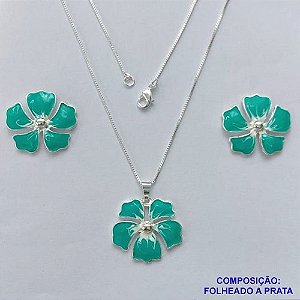 CONJUNTO FOLHEADO A PRATA COM 50 MILÉSIMOS + VERNIZ DIAMOND - CONJUNTO COM CORRENTE VENEZIANA 45CM - BRINCOS DE PINO E PINGENTES EM FLORES ESMALTADAS VERDE COM BRANCO 24X22MM - PRA165