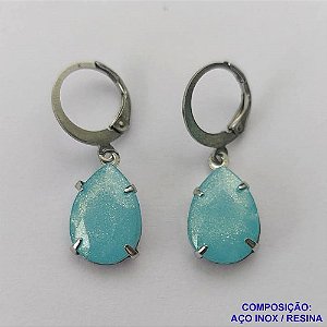 BRINCO EM AÇO INOXIDÁVEL - BRINCO ARGOLINHA DE PRESSÃO COM PINGENTE EM RESINA AZUL COM BRILHOS 3X7MM - COMPOSIÇÃO: AÇO INOXIDÁVEL - AÇO1810