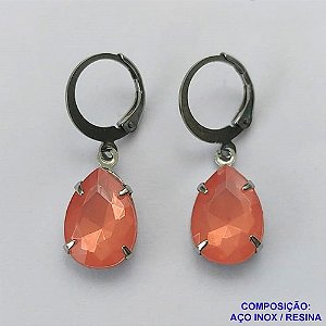 BRINCO EM AÇO INOXIDÁVEL - BRINCO ARGOLINHA DE PRESSÃO COM PINGENTE EM RESINA SALMÃO 3X7MM - COMPOSIÇÃO: AÇO INOXIDÁVEL - AÇO1819