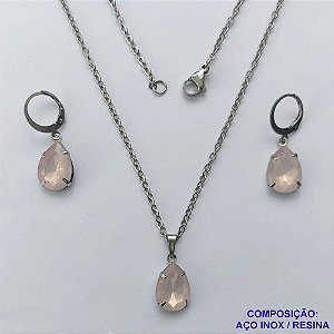 CONJUNTO EM AÇO INOXIDÁVEL - (AÇO03) GARGANTILHA COM CORRENTE 50CM E PINGENTE EM RESINA ROSE 3X7MM - COMPOSIÇÃO: AÇO INOXIDÁVEL - AÇO1825