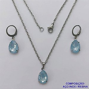 CONJUNTO EM AÇO INOXIDÁVEL - (AÇO03) GARGANTILHA COM CORRENTE 50CM E PINGENTE EM RESINA AZUL CLARO 3X7MM - COMPOSIÇÃO: AÇO INOXIDÁVEL - AÇO1826