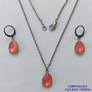 CONJUNTO EM AÇO INOXIDÁVEL - (AÇO03) GARGANTILHA COM CORRENTE 50CM E PINGENTE EM RESINA SALMÃO 3X7MM - COMPOSIÇÃO: AÇO INOXIDÁVEL - AÇO1827