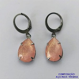 BRINCO EM AÇO INOXIDÁVEL - BRINCO ARGOLINHA DE PRESSÃO COM PINGENTE EM RESINA SALMÃO COM BRILHOS 3X7MM - COMPOSIÇÃO: AÇO INOXIDÁVEL - AÇO1831