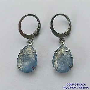 BRINCO EM AÇO INOXIDÁVEL - BRINCO ARGOLINHA DE PRESSÃO COM PINGENTE EM RESINA AZUL COM BRILHOS 3X7MM - COMPOSIÇÃO: AÇO INOXIDÁVEL - AÇO1832