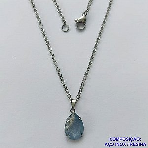 GARGANTILHA EM AÇO INOXIDÁVEL - (AÇO03) GARGANTILHA COM CORRENTE 50CM E PINGENTE EM RESINA AZUL COM BRILHOS 3X7MM - COMPOSIÇÃO: AÇO INOXIDÁVEL - AÇO1836