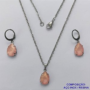 CONJUNTO EM AÇO INOXIDÁVEL - (AÇO03) GARGANTILHA COM CORRENTE 50CM E PINGENTE EM RESINA SALMÃO 3X7MM - COMPOSIÇÃO: AÇO INOXIDÁVEL - AÇO1839