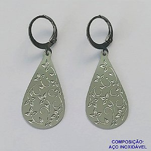 BRINCO EM AÇO INOXIDÁVEL(CX109) - BRINCO ARGOLINHA DE PRESSÃO COM PINGENTE GOTA DESENHADA 20X9MM - COMPOSIÇÃO: AÇO INOXIDÁVEL - AÇO1844