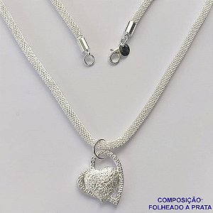 GARGANTILHA FOLHEADA A PRATA COM 50 MILÉSIMOS + VERNIZ DIAMOND- GARGANTILHA CORRENTE 40CM PINGENTE CORAÇÃO 22MM - LARGURA 3MM E FECHO LAGOSTA PRA175