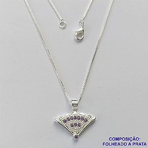 GARGANTILHA FOLHEADA A PRATA COM 50 MILÉSIMOS + VERNIZ DIAMOND- GARGANTILHA CORRENTE VENEZIANA 45CM PINGENTE LEQUE COM MICRO ZIRCÔNIAS LILÁS 17X12MM - FECHO LAGOSTA PRA182