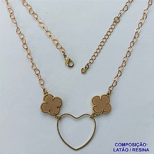 SHOCKER  NO BRUTO PRONTO PARA O BANHO - CORRENTE 40CM + EXTENSOR COM PINGENTES TIPO VAN CLEEF BEGE ESCURO 15MM E CORAÇÃO VAZADO - PESO TOTAL 4,5GR - COMPOSIÇÃO: LATÃO / RESINA - BRU14303