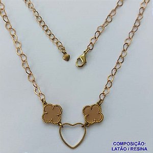SHOCKER  NO BRUTO PRONTO PARA O BANHO - CORRENTE 40CM + EXTENSOR COM PINGENTES TIPO VAN CLEEF BEGE ESCURO 10MM E CORAÇÃO VAZADO - PESO TOTAL 3,5GR - COMPOSIÇÃO: LATÃO / RESINA - BRU14308