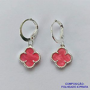 BRINCO FOLHEADO A PRATA COM 50 MILÉSIMOS + VERNIZ DIAMOND - BRINCO ARGOLINHA DE PRESSÃO (TRANQUETA) TIPO VAN CLEEF ROSA 10MM PRA200