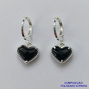 BRINCO FOLHEADO A PRATA COM 50 MILÉSIMOS + VERNIZ DIAMOND - BRINCO ARGOLINHA DE PRESSÃO (TRANQUETA) TIPO VAN CLEEF CORAÇÃO PRETO VIDRO 10MM PRA204