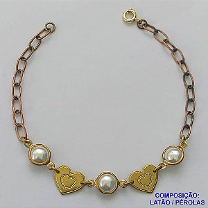 PULSEIRA NO BRUTO PRONTA PARA O BANHO - (CX.50) PULSEIRA COM PÉROLAS E PINGENTES CORAÇÕES - TAMANHO: 18CM - PESO TOTAL 4,4GR - COMPOSIÇÃO: LATÃO / PÉROLAS - BRU14340