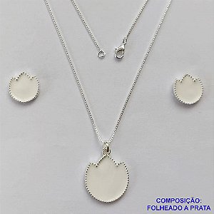 CONJUNTO FOLHEADO A PRATA COM 50 MILÉSIMOS + VERNIZ DIAMOND - CONJUNTO COM CORRENTE VENEZIANA 45CM - BRINCOS DE PINO FLOR ESMALTADA 14MM E PINGENTE EM FLOR ESMALTADA BRANCAS 20MM - PRA221