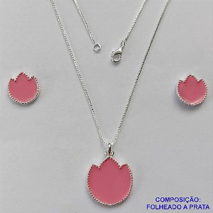 CONJUNTO FOLHEADO A PRATA COM 50 MILÉSIMOS + VERNIZ DIAMOND - CONJUNTO COM CORRENTE VENEZIANA 45CM - BRINCOS DE PINO FLOR ESMALTADA 14MM E PINGENTE EM FLOR ESMALTADA ROSA 20MM - PRA222