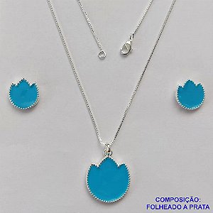 CONJUNTO FOLHEADO A PRATA COM 50 MILÉSIMOS + VERNIZ DIAMOND - CONJUNTO COM CORRENTE VENEZIANA 45CM - BRINCOS DE PINO FLOR ESMALTADA 14MM E PINGENTE EM FLOR ESMALTADA AZUL 20MM - PRA223