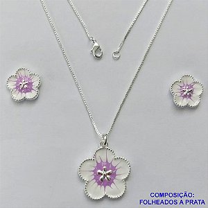 CONJUNTO FOLHEADO A PRATA COM 50 MILÉSIMOS + VERNIZ DIAMOND - CONJUNTO COM CORRENTE VENEZIANA 45CM - BRINCOS DE PINO FLOR ESMALTADA 15MM E PINGENTE EM FLOR ESMALTADA BRANCA / LILÁS  22MM - PRA239