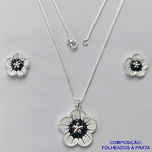 CONJUNTO FOLHEADO A PRATA COM 50 MILÉSIMOS + VERNIZ DIAMOND - CONJUNTO COM CORRENTE VENEZIANA 45CM - BRINCOS DE PINO FLOR ESMALTADA 15MM E PINGENTE EM FLOR ESMALTADA BRANCA / PRETA 22MM - PRA240