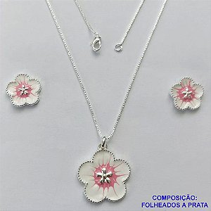 CONJUNTO FOLHEADO A PRATA COM 50 MILÉSIMOS + VERNIZ DIAMOND - CONJUNTO COM CORRENTE VENEZIANA 45CM - BRINCOS DE PINO FLOR ESMALTADA 15MM E PINGENTE EM FLOR ESMALTADA BRANCA / ROSA 22MM - PRA241