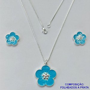 CONJUNTO FOLHEADO A PRATA COM 50 MILÉSIMOS + VERNIZ DIAMOND - CONJUNTO COM CORRENTE VENEZIANA 45CM - BRINCOS DE PINO FLOR ESMALTADA 15MM E PINGENTE EM FLOR ESMALTADA AZUL / BRANCA 22MM - PRA242